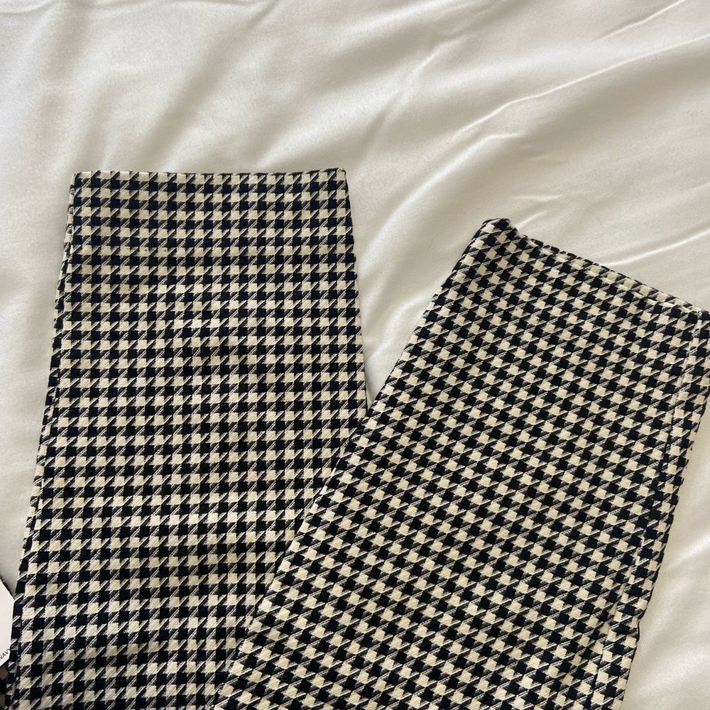 SOLD Old Navy Black & White Pixie Pant - Picture 7 of 9